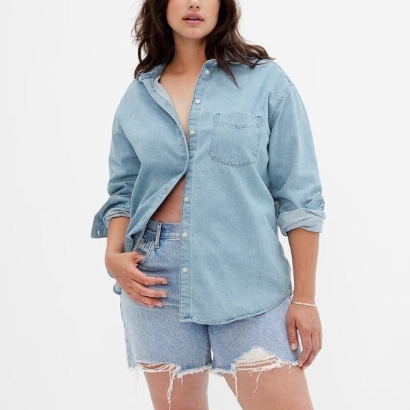 GAP Women's Denim Light Wash Button Up Long Sleeve Shirt sz M GUC - Picture 1 of 9